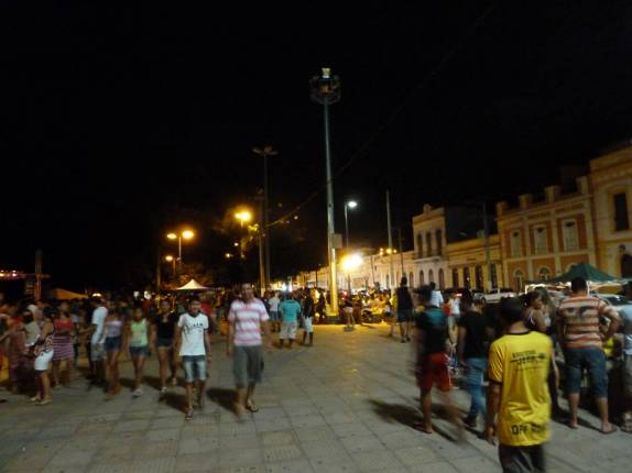 Caminhando pela movimentada night de Corumbá, no Mato Grosso do Sul